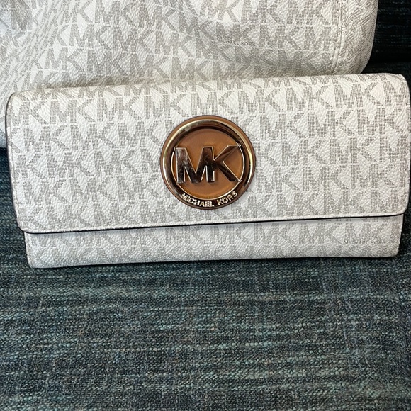 Michael Kors bag and wallet - Picture 2 of 9